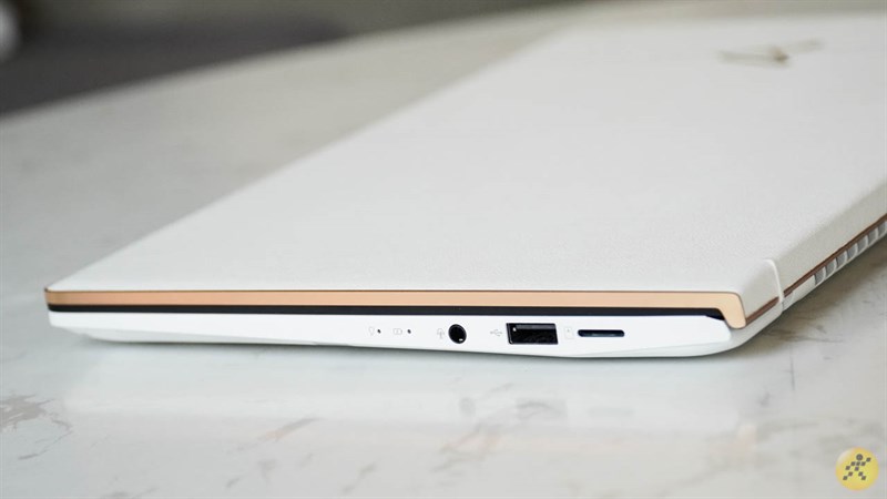 Cạnh phải máy Cạnh phải máy