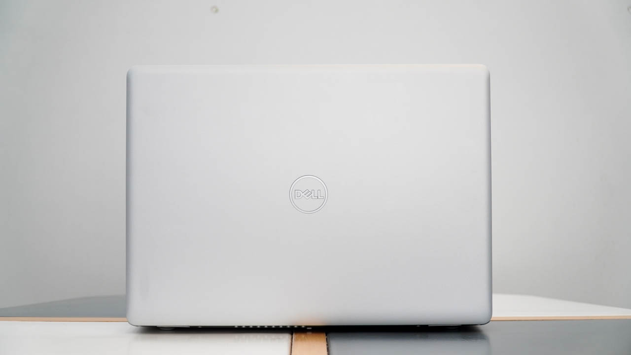 Thiết kế mặt lưng của Dell Inspiron 3493 Thiết kế mặt lưng của Dell Inspiron 3493