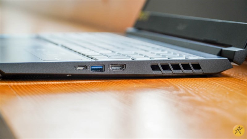 Cạnh phải của Acer Nitro 5 2020 Cạnh phải của Acer Nitro 5 2020