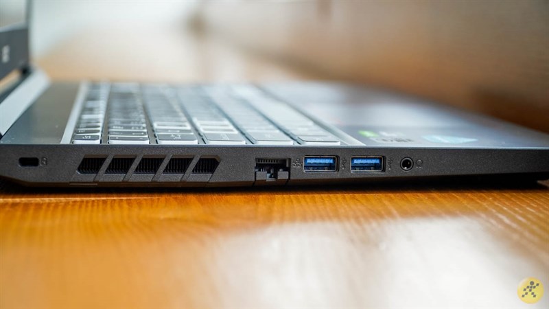 Cạnh trái của Acer Nitro 5 2020 Cạnh trái của Acer Nitro 5 2020