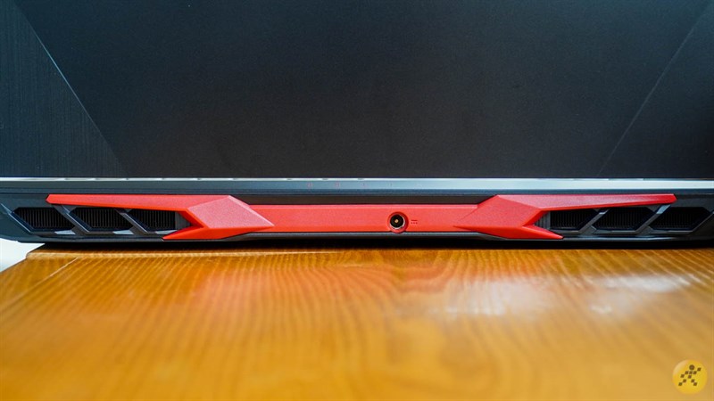 Cạnh sau của Acer Nitro 5 2020 Cạnh sau của Acer Nitro 5 2020