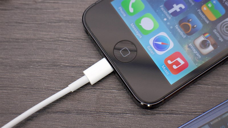 Đừng để mất vàng với các lỗi sạc iPhone này!