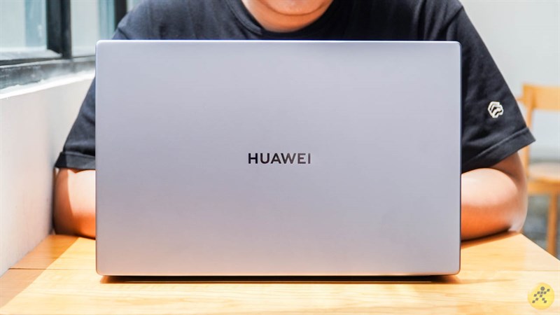 mặt lưng của Huawei MateBook D15