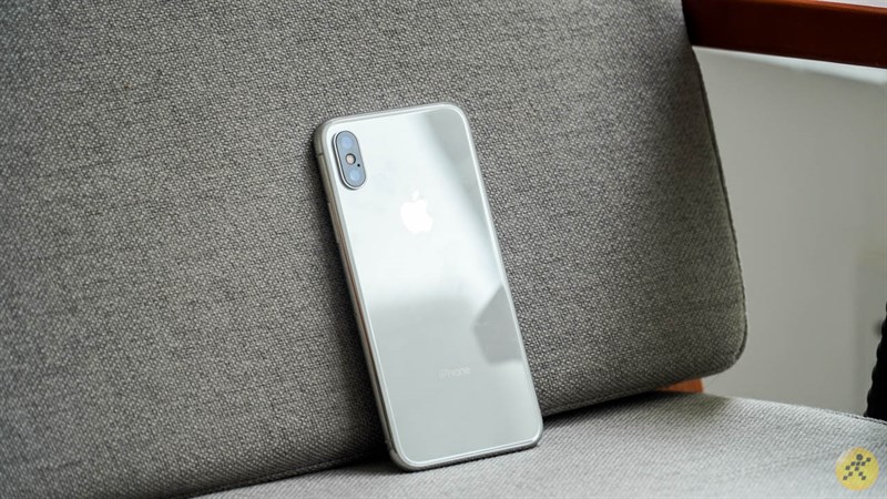 Mặt lưng bóng loáng của iPhone X