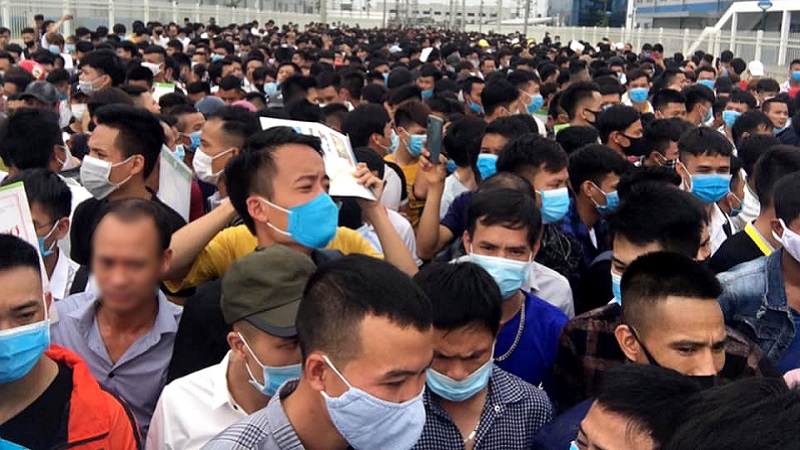 Nhiều người đến ứng tuyển làm việc tại nhà máy lắp ráp Airpods tại Bắc Giang Nhiều người đến ứng tuyển làm việc tại nhà máy lắp ráp Airpods tại Bắc Giang