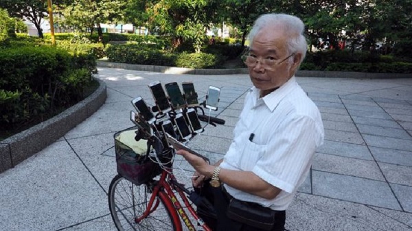 Há hốc mồm với chiếc cổ máy chứa 64 điện thoại thông minh của 'ông trùm Pokémon Go' Há hốc mồm với chiếc cổ máy chứa 64 điện thoại thông minh của 'ông trùm Pokémon Go'