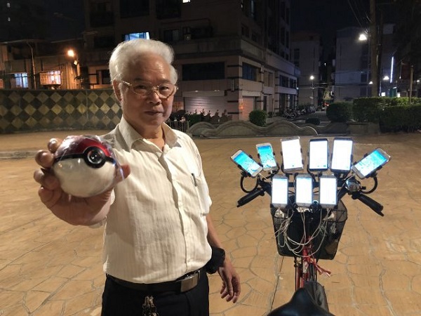 Há hốc mồm với chiếc cổ máy chứa 64 điện thoại thông minh của 'ông trùm Pokémon Go' Há hốc mồm với chiếc cổ máy chứa 64 điện thoại thông minh của 'ông trùm Pokémon Go'
