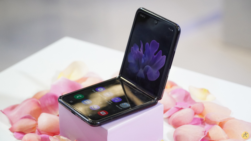 Smartphone màn hình gập Galaxy Z Flip 5G có mặt trên trang web hỗ trợ, ngày ra mắt đã đến gần rồi Smartphone màn hình gập Galaxy Z Flip 5G có mặt trên trang web hỗ trợ, ngày ra mắt đã đến gần rồi