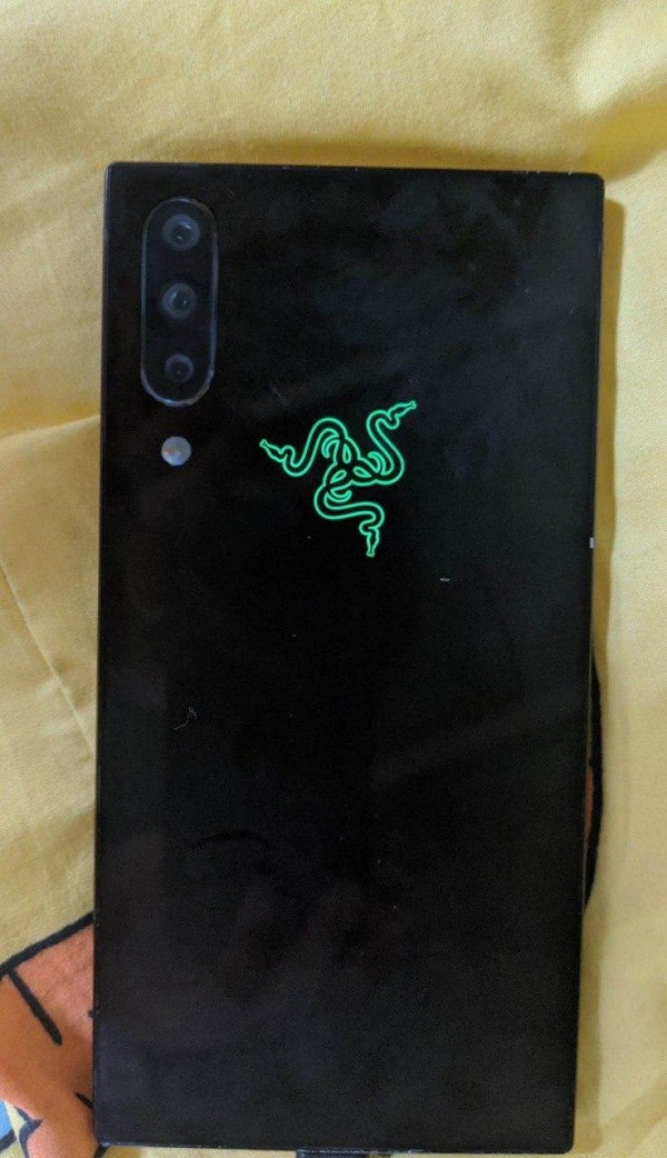 Smartphone dành cho game thủ Razer Phone 3 lộ ảnh nguyên mẫu ngoài đời thực, nhìn vuông vắn nam tính nhưng viền cạnh dày quá