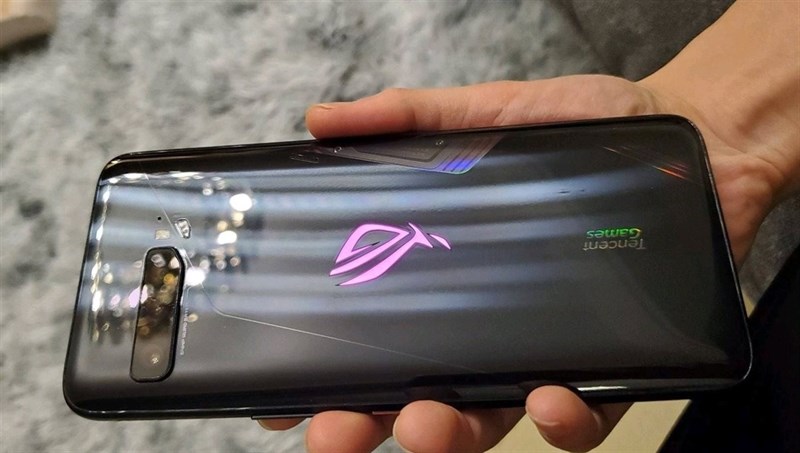 ASUS đăng hình ảnh xác nhận ROG Phone 3 sẽ đi kèm với thỏi pin dung lượng khủng, thế này chơi game nhiều có mỏi tay không nhỉ? ASUS đăng hình ảnh xác nhận ROG Phone 3 sẽ đi kèm với thỏi pin dung lượng khủng, thế này chơi game nhiều có mỏi tay không nhỉ?