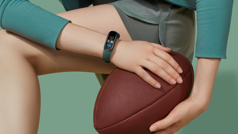 Vòng đeo tay thông minh Mi Band 5 đang mở bán tại Thế Giới Di Động với giá dưới 1 triệu đồng, vậy nó có đáng mua không?