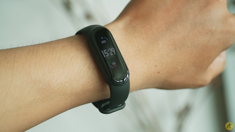 Vòng đeo tay thông minh Mi Band 5 đang mở bán tại Thế Giới Di Động với giá dưới 1 triệu đồng, vậy nó có đáng mua không?