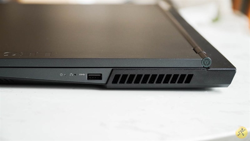 Cạnh phải của Lenovo Legion 5 Cạnh phải của Lenovo Legion 5