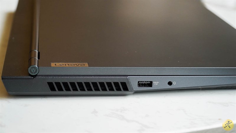 Cạnh trái của Lenovo Legion 5 Cạnh trái của Lenovo Legion 5