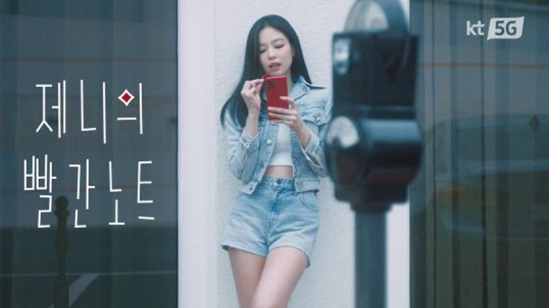 Hình ảnh Jennie với phiên bản Galaxy Note 20 màu đỏ trên tay