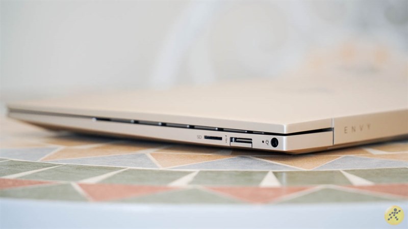 Cạnh phải của HP Envy 13 Cạnh phải của HP Envy 13