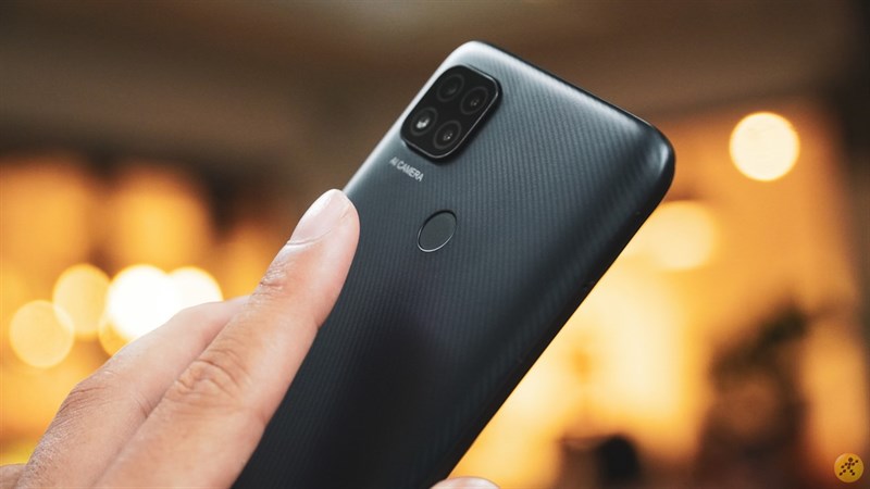 Mặt lưng của Xiaomi Redmi 9C bám vân tay