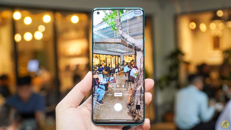 OnePlus 8 Pro sở hữu màn hình lớn với độ phân giải cao