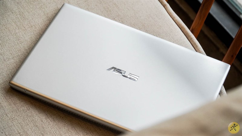 Mặt lưng có logo ASUS nằm ngay vị trí trung tâm Mặt lưng có logo ASUS nằm ngay vị trí trung tâm