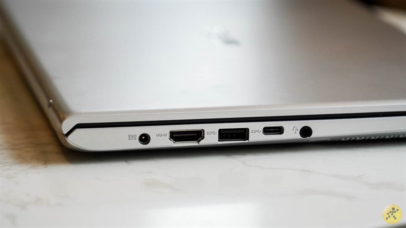 Cạnh trái của ASUS VivoBook A412FA Cạnh trái của ASUS VivoBook A412FA