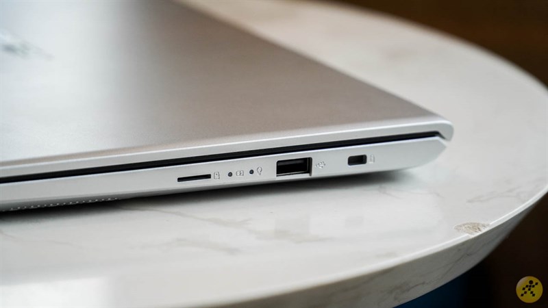 Cạnh phải của ASUS VivoBook A412FA Cạnh phải của ASUS VivoBook A412FA