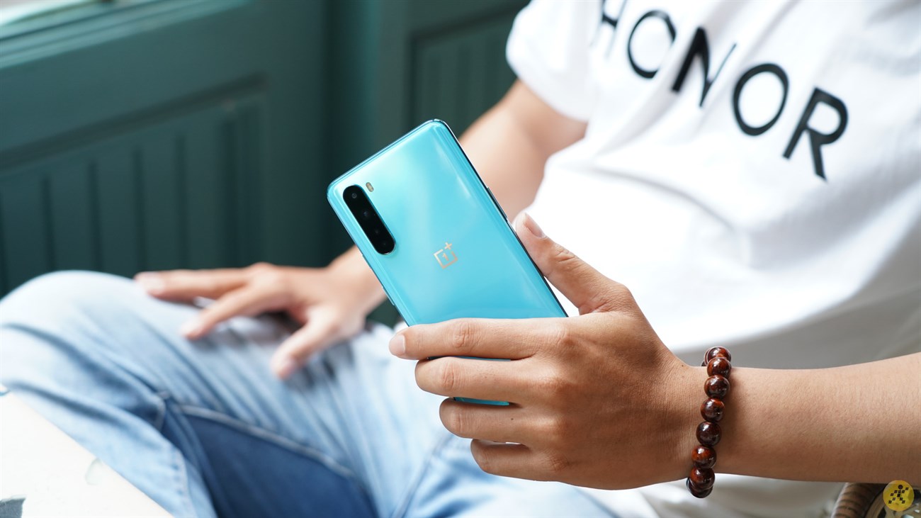 Cảm giác cầm nắm OnePlus Nord 5G rất sướng tay Cảm giác cầm nắm OnePlus Nord 5G rất sướng tay