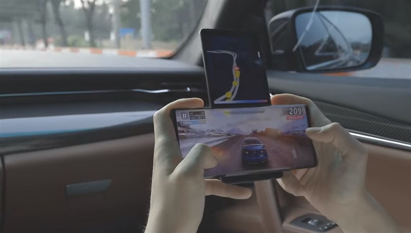 Smartphone ‘hàng độc’ LG Wing với 2 màn hình xoay chữ T lộ video đang chơi game trên tay người dùng Smartphone ‘hàng độc’ LG Wing với 2 màn hình xoay chữ T lộ video đang chơi game trên tay người dùng
