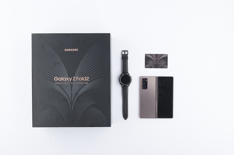 Mở hộp Samsung Galaxy Z Fold2 phiên bản mùa hè