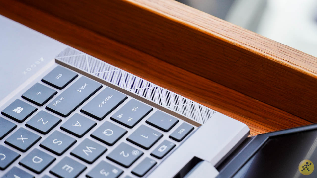 Loa được đặt ở mép bên trái và bên phải của laptop Loa được đặt ở mép bên trái và bên phải của laptop
