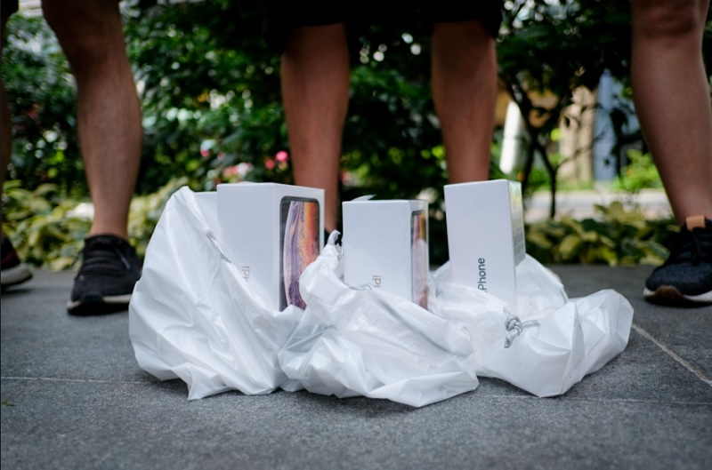 Vì dịch Covid-19, hình ảnh người mua kẻ bán trước cửa Apple Store Orchard, Singapore sẽ không còn nữa Vì dịch Covid-19, hình ảnh người mua kẻ bán trước cửa Apple Store Orchard, Singapore sẽ không còn nữa