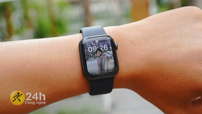 Apple Watch SE được trang bị màn hình Retina mang đến độ sáng cao để dùng ở ngoài trời. Apple Watch SE được trang bị màn hình Retina mang đến độ sáng cao để dùng ở ngoài trời.