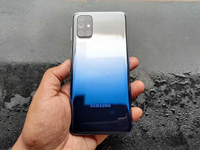 Mặt lưng Galaxy M31s có hiệu ứng chuyển màu gradient đẹp mắt Mặt lưng Galaxy M31s có hiệu ứng chuyển màu gradient đẹp mắt