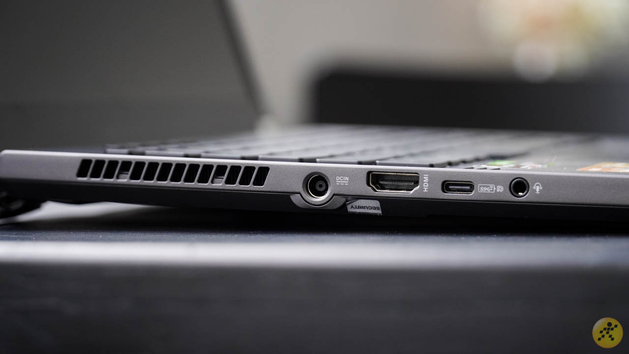 Cạnh trái của ROG Zephyrus G14 Cạnh trái của ROG Zephyrus G14