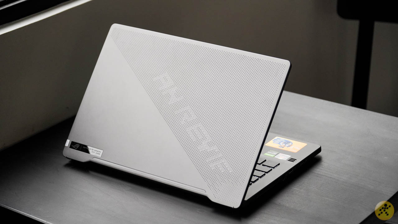 Mặt lưng của ROG Zephyrus G14 có thể tùy biến dễ dàng Mặt lưng của ROG Zephyrus G14 có thể tùy biến dễ dàng