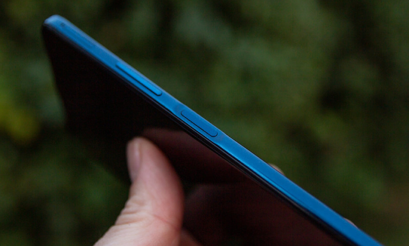 Cạnh phải của Nokia 8.3 Cạnh phải của Nokia 8.3