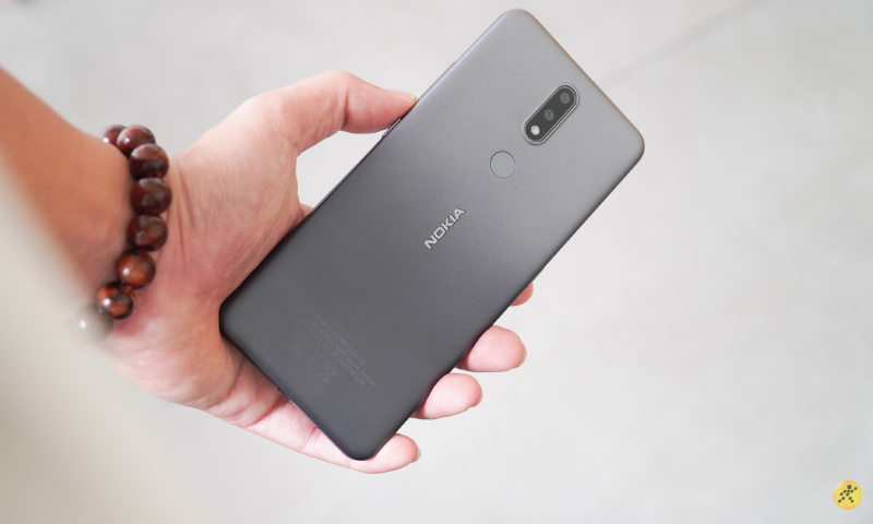 Nokia 2.4 có thiết kế rất sang trọng và chắc chắn Nokia 2.4 có thiết kế rất sang trọng và chắc chắn