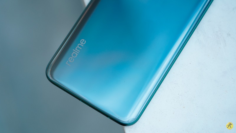 Các cạnh của Realme 7i được bo cong mềm mại