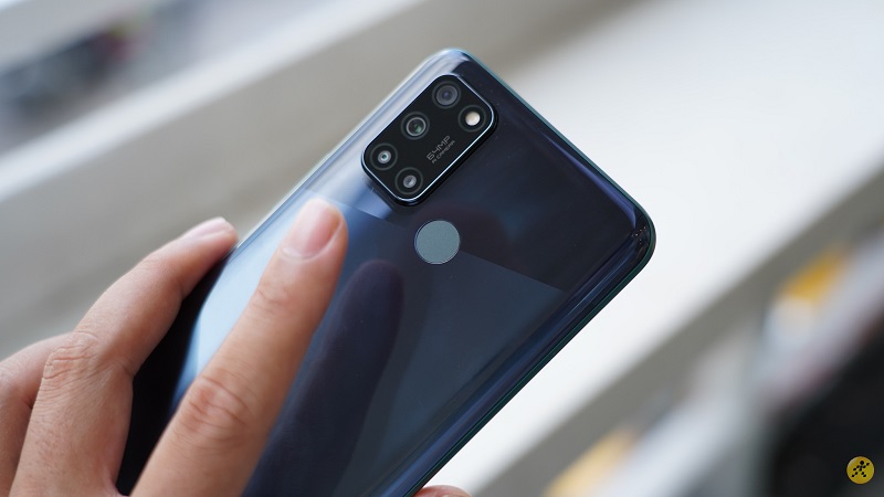 Mặt lưng của Realme nổi bật với cụm camera hình chữ nhật