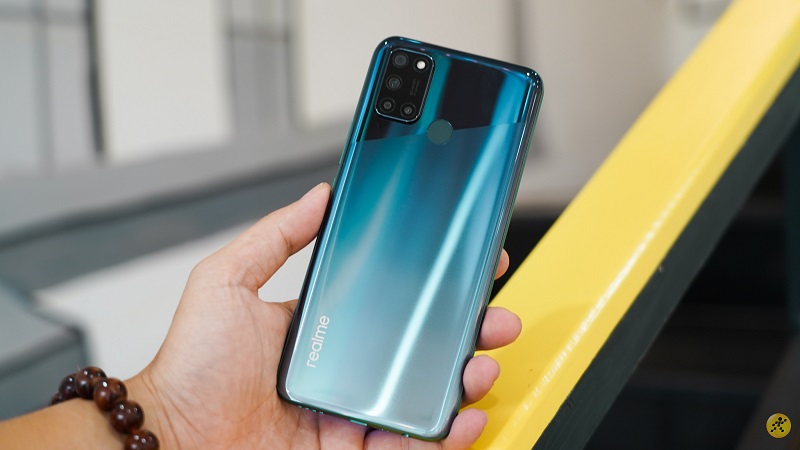 Mặt lưng của Realme 7i phiên bản màu Xanh dương