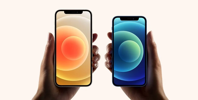 iPhone 12 (bên trái) và iPhone 12 mini (bên phải) iPhone 12 (bên trái) và iPhone 12 mini (bên phải)