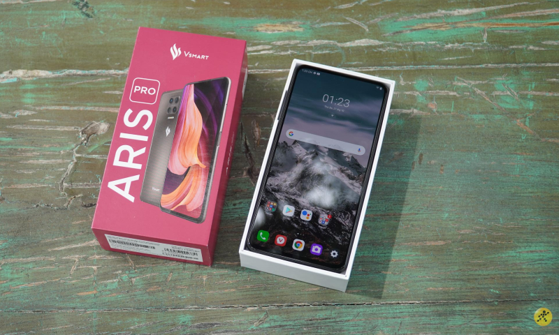 Chiếc Vsmart Aris Pro màu xám khi unbox