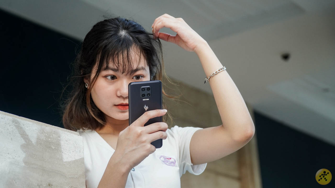 Cảm giác cầm nắm Vsmart Aris Pro rất thích Cảm giác cầm nắm Vsmart Aris Pro rất thích