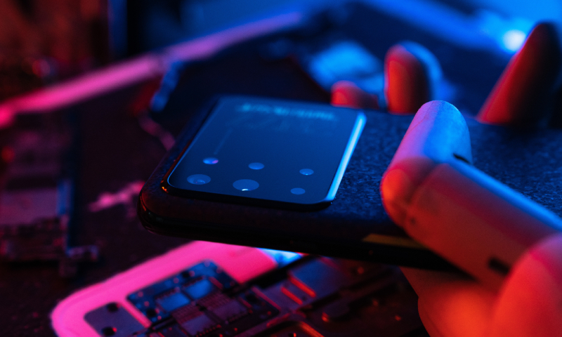 Cụm 4 camera của OnePlus 8T CyberPunk 2077 được thiết kế khác biệt hơn bản tiêu chuẩn Cụm 4 camera của OnePlus 8T CyberPunk 2077 được thiết kế khác biệt hơn bản tiêu chuẩn