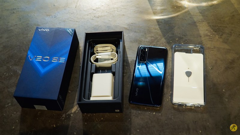 Chiếc Vivo V20 SE màu đen sau khi mở hộp cùng phụ kiện Chiếc Vivo V20 SE màu đen sau khi mở hộp cùng phụ kiện