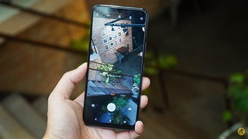 Mặt trước của Vivo V20 SE với thiết kế giọt nước Mặt trước của Vivo V20 SE với thiết kế giọt nước