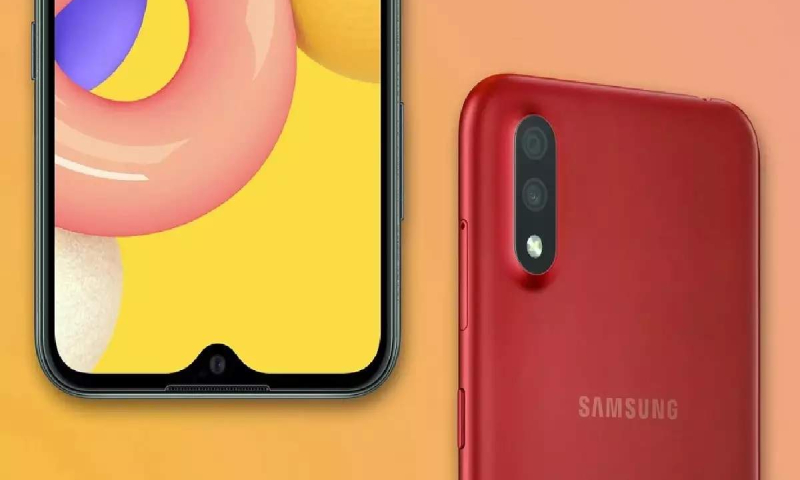Chiếc Samsung Galaxy M01 với cụm 2 camera 