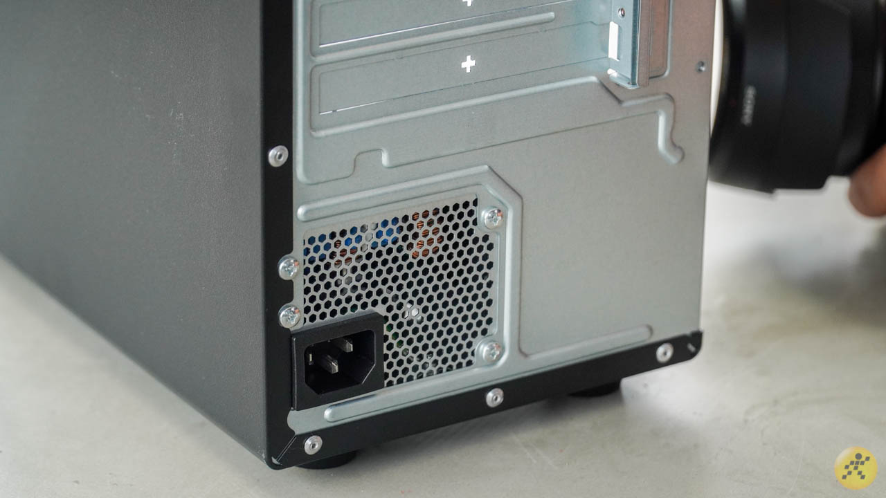 Phần dưới của CPU Phần dưới của mặt lưng ASUS ExpertCenter D5