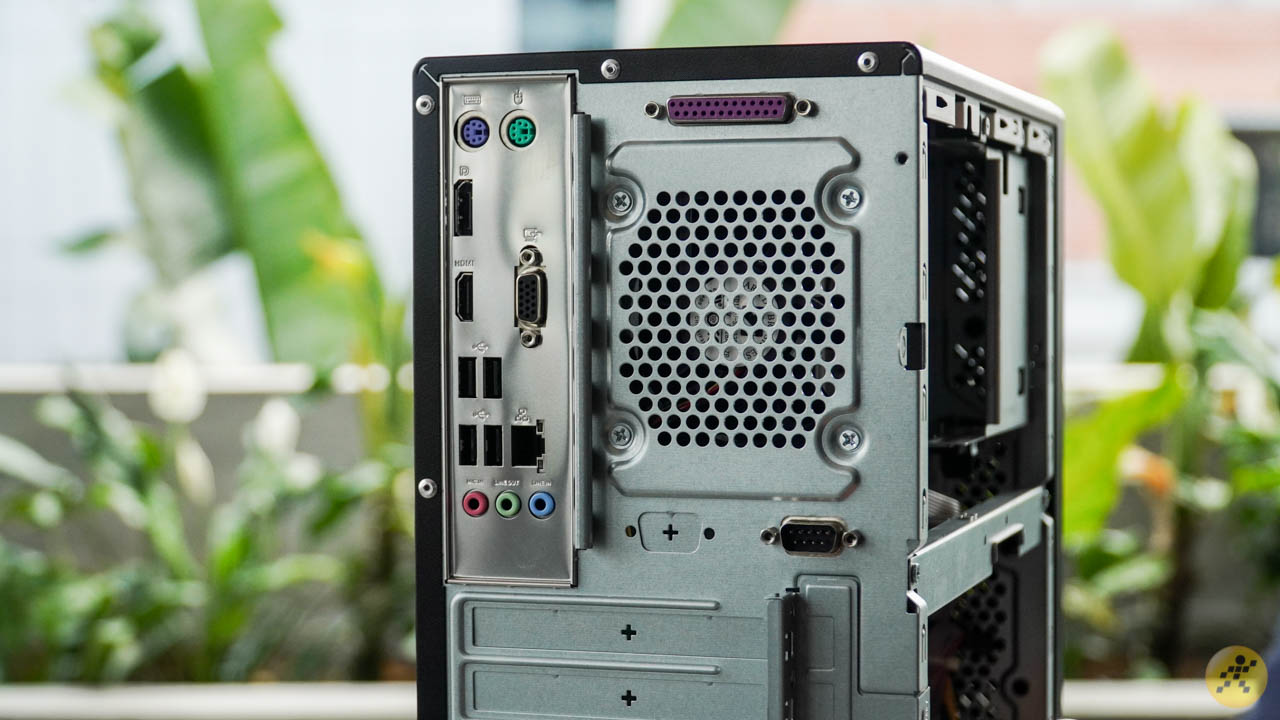 Mặt lưng của ASUS ExpertCenter D5 Mặt lưng của ASUS ExpertCenter D5