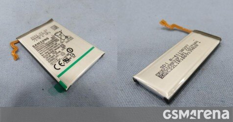 Hình ảnh rò rỉ được cho là hai viên pin của Galaxy Z Flip 2. Hình ảnh rò rỉ được cho là hai viên pin của Galaxy Z Flip 2.