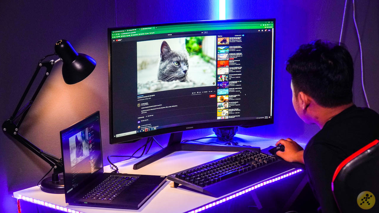 Đa nhiệm và xem phim trên màn hình LCD Samsung Gaming 32 inch Đa nhiệm và xem phim trên màn hình LCD Samsung Gaming 32 inch